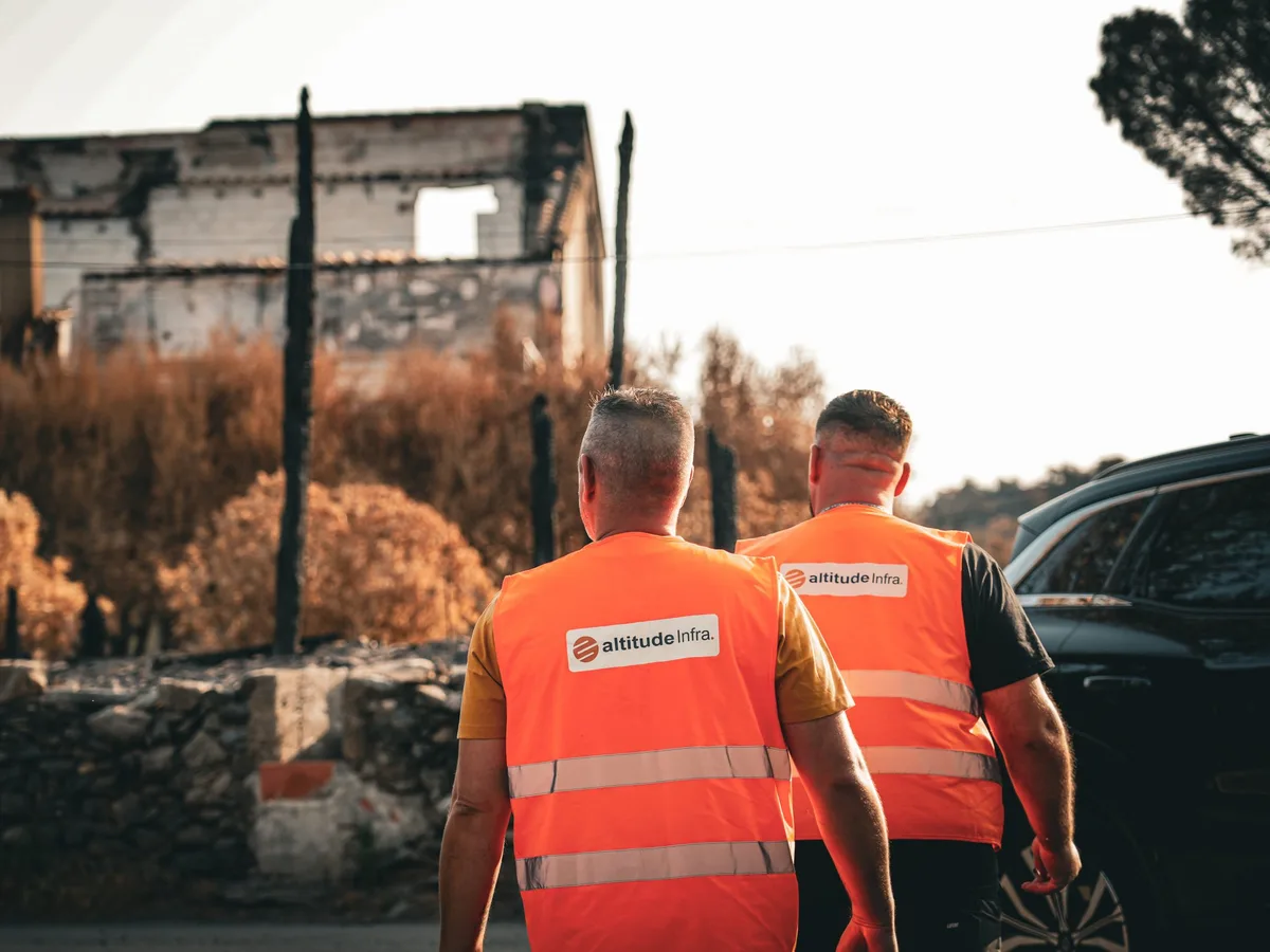 Deux salariés d’Altitude Infra sur le terrain