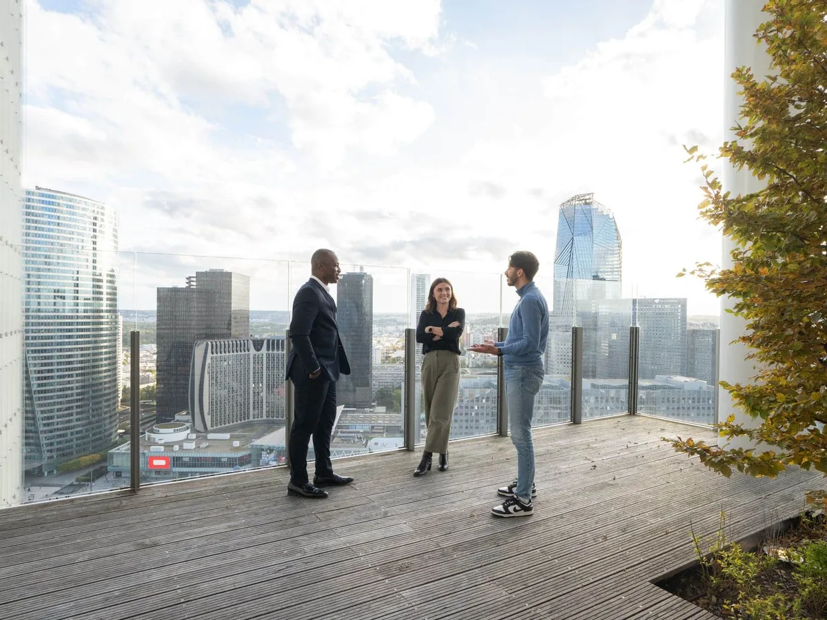 Des collaborateurs Covage sur une terrasse face aux tours de La Défense