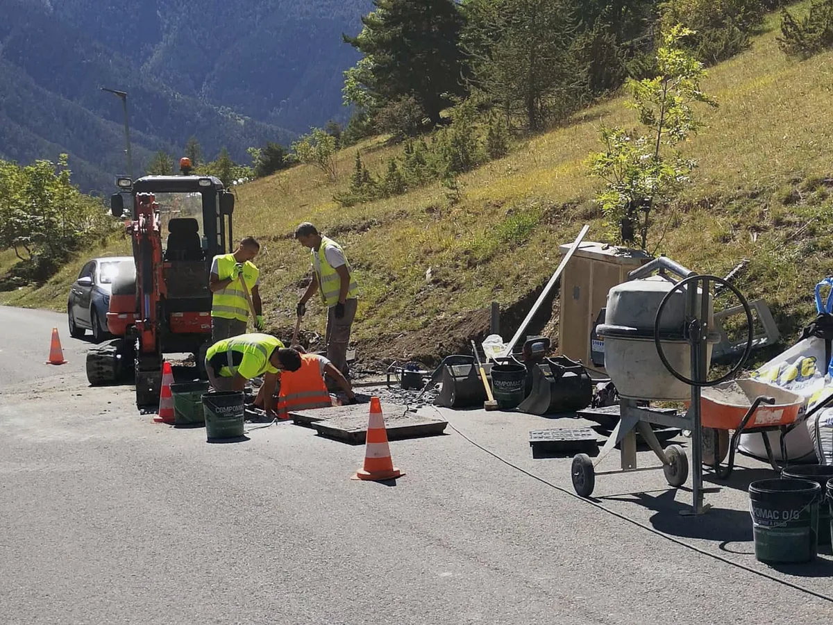 Un chantier de déploiement fibre XpFibre sur une route de montagne