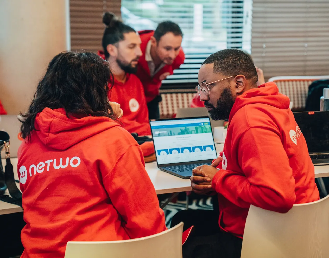 Deux collaborateurs Netwo travaillant côte à côte