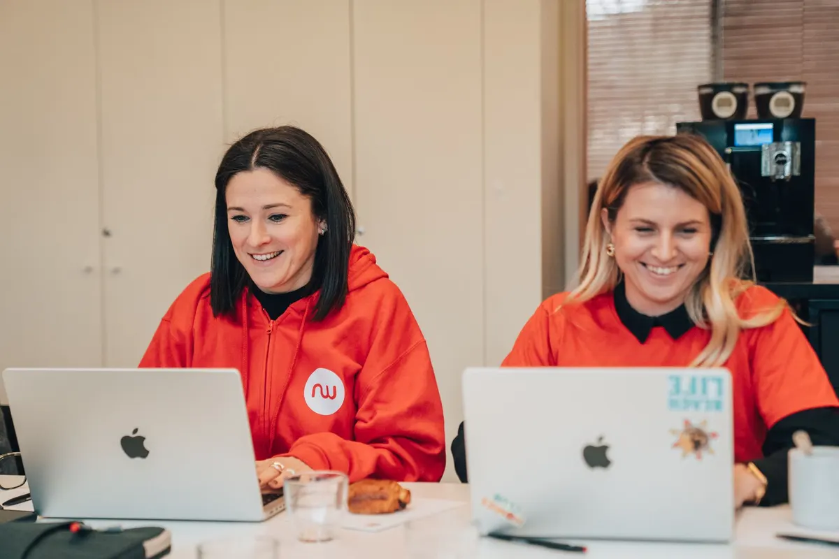 Deux collaboratrices Netwo en situation de travail