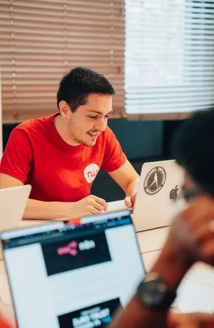 Un collaborateur Netwo au travail sur son ordinateur