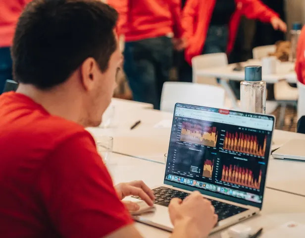 Un collaborateur Netwo devant un tableau de supervision