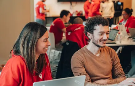 Deux collaborateurs Netwo qui échangent en souriant