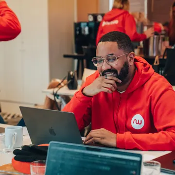 Un collaborateur Netwo souriant devant son ordinateur