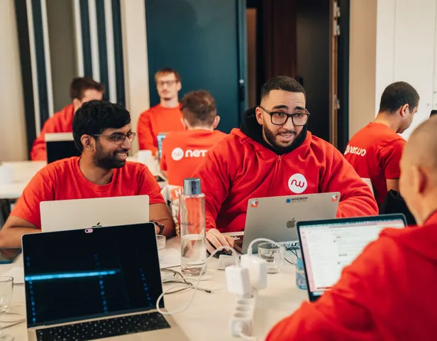 Collaborateurs Netwo autour d’une table de travail