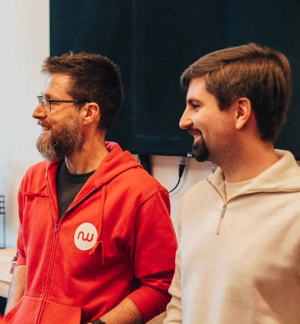 Deux collaborateurs Netwo en pleine discussion