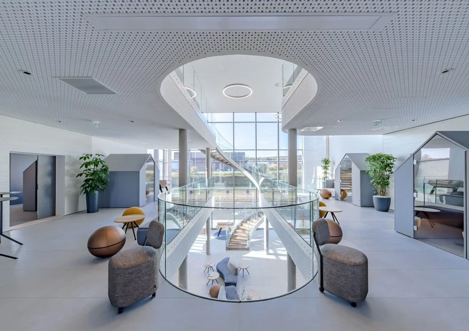 L’atrium lumineux des locaux du groupe Altitude